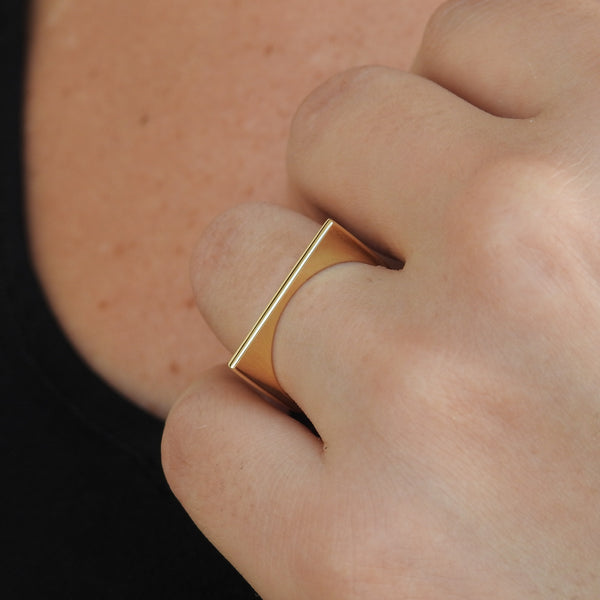 Minimalist D-Shaped 18K Gold Ring – Modern Elegant Statement Jewelry