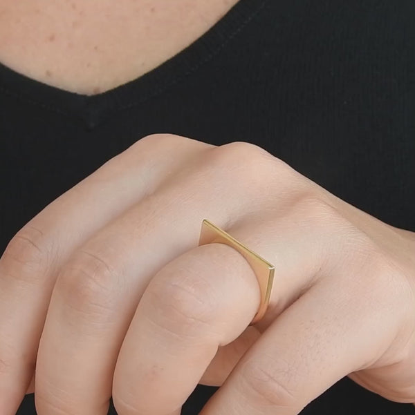 Minimalist D-Shaped 18K Gold Ring – Modern Elegant Statement Jewelry