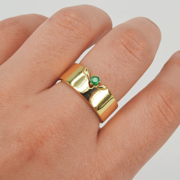 Unique Inset Emerald Statement Ring - Flat 8mm Gold Wedding Band